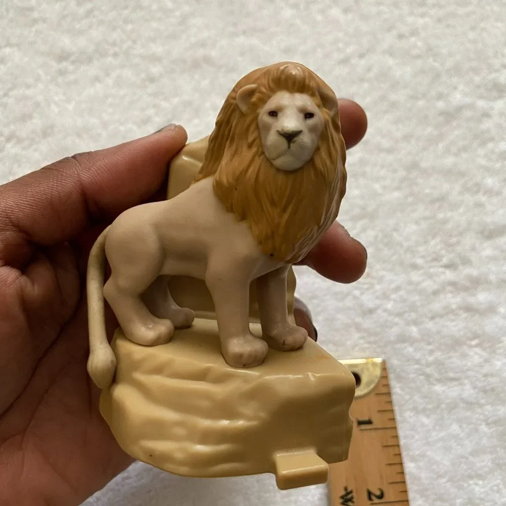 Lion Figure - Picture 1 of 10